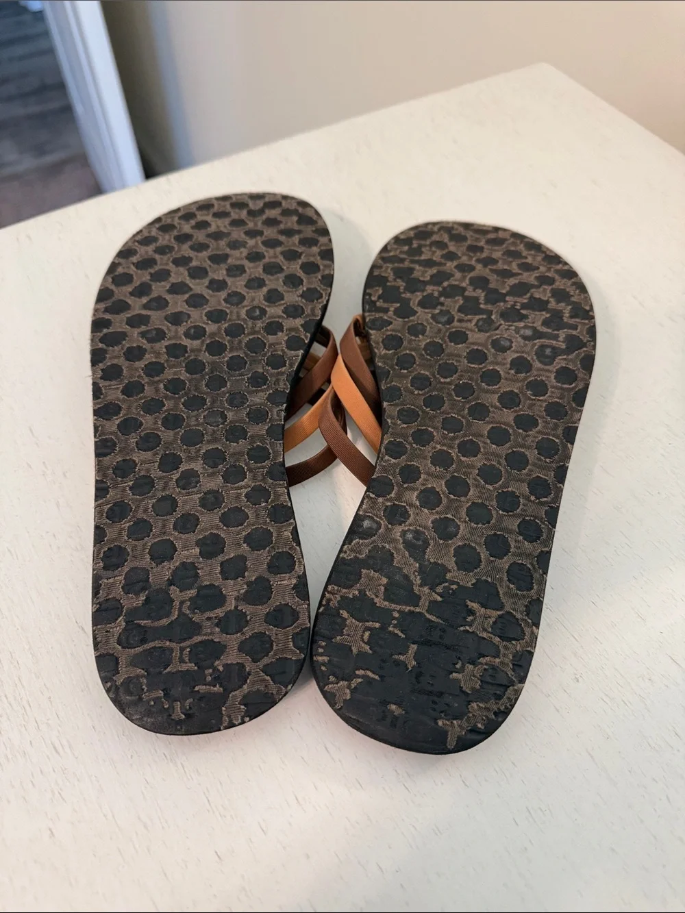 Sanuk Women’s Tan and Brown Yoga T-Strap Salty Sandals / Size 7 / Good Condition